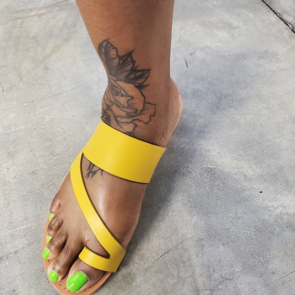 💙Yellow Cross Toe Slides - Picture 3 of 3